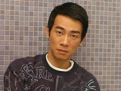“山鸡哥”陈小春，为何会被小16岁的应采儿“压得死死的”？