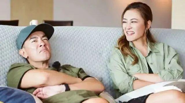 “山鸡哥”陈小春，为何会被小16岁的应采儿“压得死死的”？