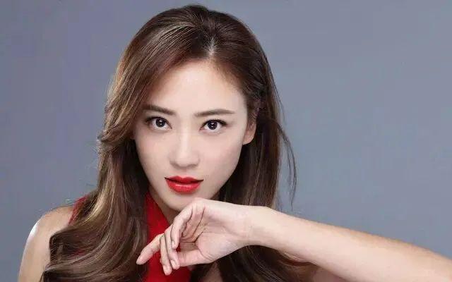 “山鸡哥”陈小春，为何会被小16岁的应采儿“压得死死的”？