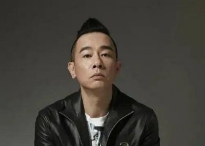 ​“山鸡哥”陈小春，为何会被小16岁的应采儿“压得死死的”？