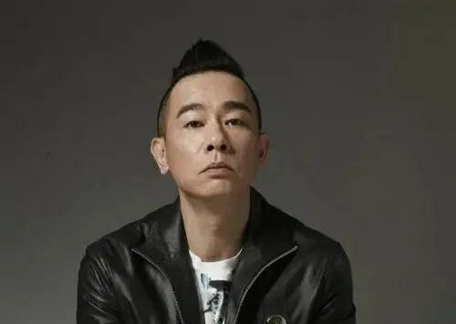 “山鸡哥”陈小春，为何会被小16岁的应采儿“压得死死的”？