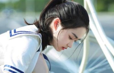 ​一个女生知道我喜欢她还总和我聊天说明什么？