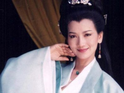 ​64岁“不老女神”跌下神坛，赵雅芝现身活动满头白发，尽显苍老