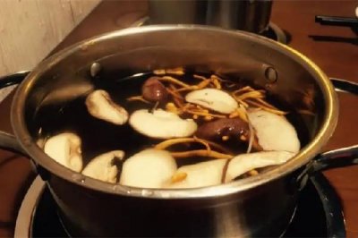 ​菌汤火锅煮什么菜好吃 菌汤火锅适合的蘸料