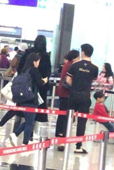 奚梦瑶来港陪伴何猷君，在机场弯腰与男友亲吻，二人甜蜜让人羡慕