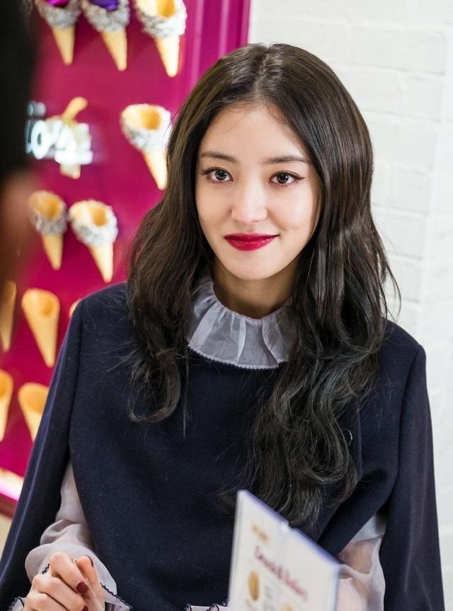 韩国艺人李世英，青涩笑容展现温婉可人气质！