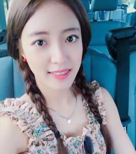 韩国艺人李世英,青涩笑容展现温婉可人气质!