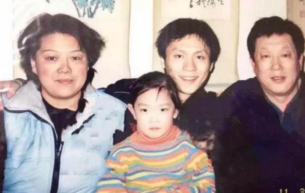 范冰冰18岁弟弟颜值超高,而李晨的妹妹却长成这样,差距真大