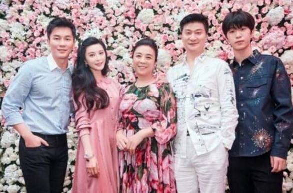 范冰冰18岁弟弟颜值超高,而李晨的妹妹却长成这样,差距真大