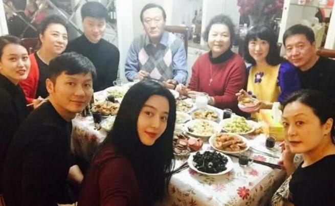 范冰冰18岁弟弟颜值超高,而李晨的妹妹却长成这样,差距真大