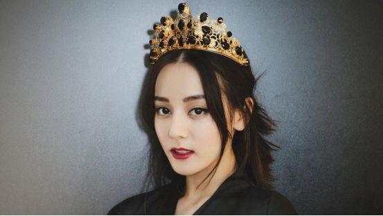 原来迪丽热巴家庭不简单,父亲是国家一级演员,难怪混的好