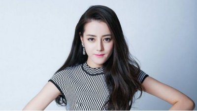​原来迪丽热巴家庭不简单，父亲是国家一级演员，难怪混的好
