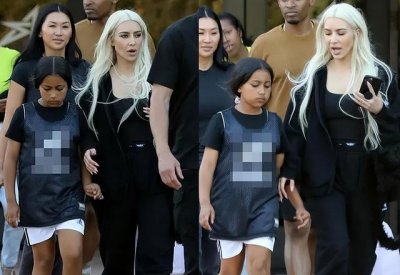 ​41岁卡戴珊罕见带女儿逛街，染成白发成辣妈