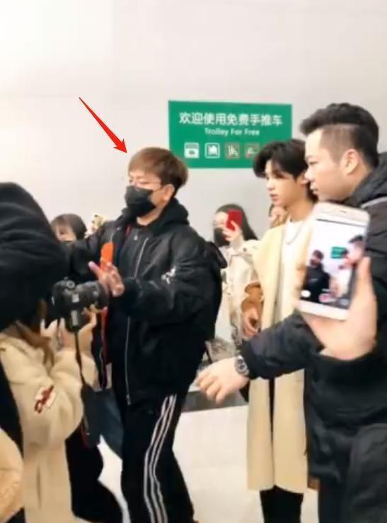 助理打掉粉丝的手机，当红明星却是无动于衷？网友：这就是偶像？