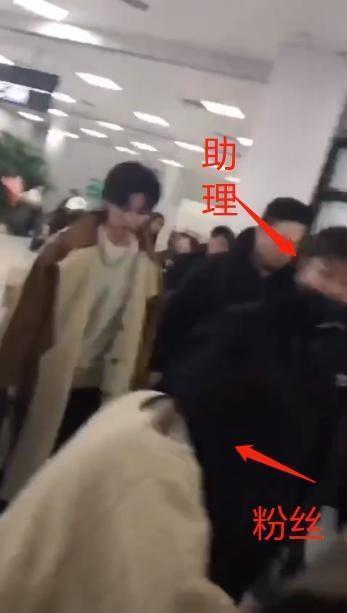 助理打掉粉丝的手机，当红明星却是无动于衷？网友：这就是偶像？