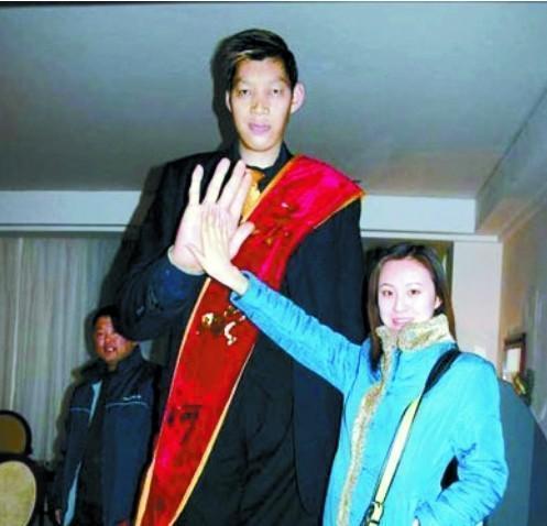 2米55中国巨人做模特当演员谋生,39岁病世,仍不忘捐献器官