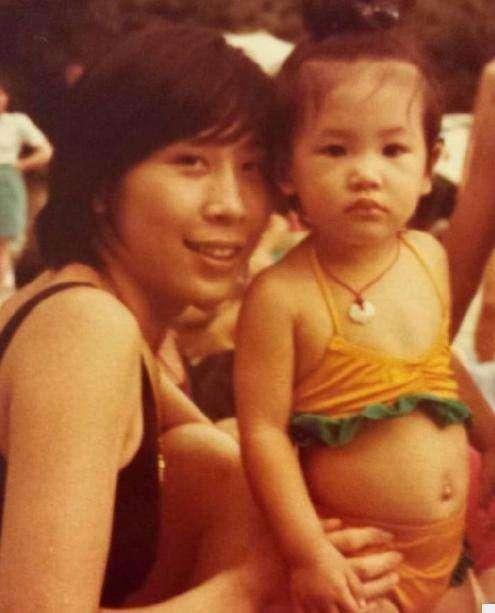 应采儿小时候照片 曝 光, 长 得那 么漂亮, 网友直 呼: 这不是baby?