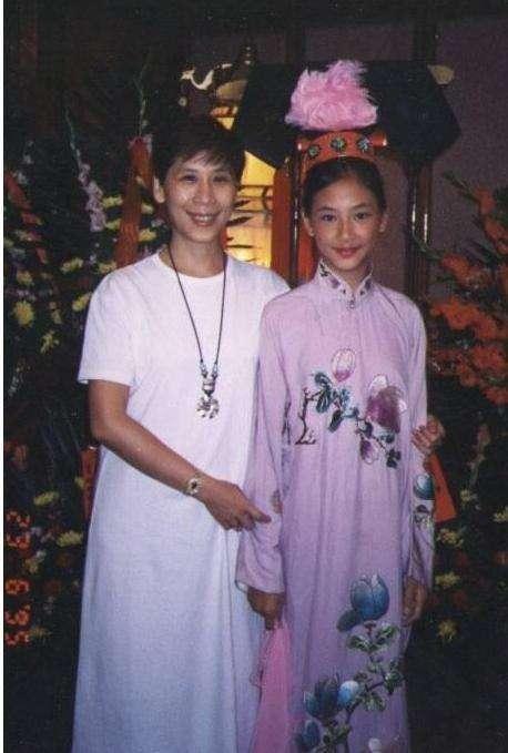 应采儿小时候照片 曝 光, 长 得那 么漂亮, 网友直 呼: 这不是baby?
