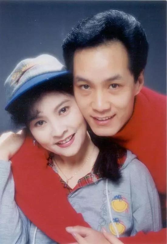 冯远征64岁老婆素颜近照，皮肤紧致明目红唇像是40岁