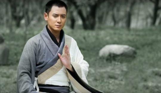 陪朋友面试他却意外被选中，放弃国企成横店一哥，后娶美貌经纪人