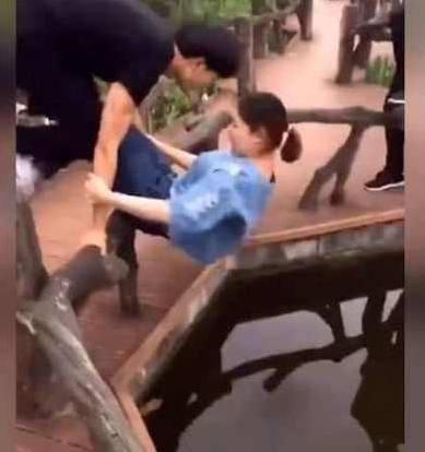 小情侣在桥上亲热秀吻技，接下来的一幕却让人当场傻眼