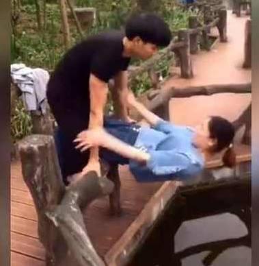 小情侣在桥上亲热秀吻技，接下来的一幕却让人当场傻眼