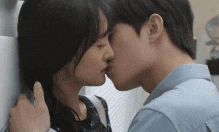 这些亲吻动图，看得我狼血沸腾！