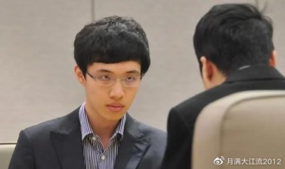​柯洁再度领跑 2700是底线 却是同行天花板 连笑调侃要拿小刀捅他