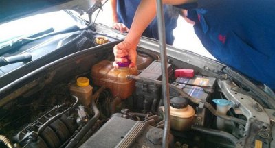 ​汽车水箱漏水怎么解决