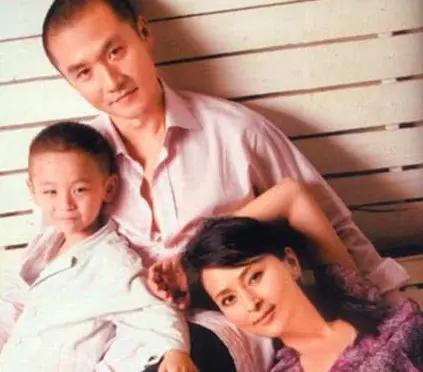 靠妻子走红后抛妻弃子，为新欢败光家产，前妻跟孩子如今咋样了