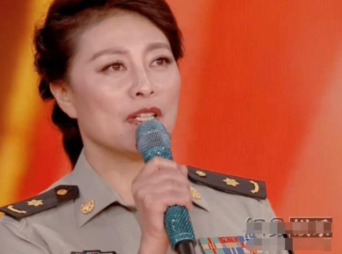 她生下女儿不久遭丈夫抛弃，患上胃癌，如今女儿被张嘉译带火