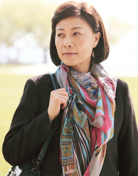 她生下女儿不久遭丈夫抛弃，患上胃癌，如今女儿被张嘉译带火