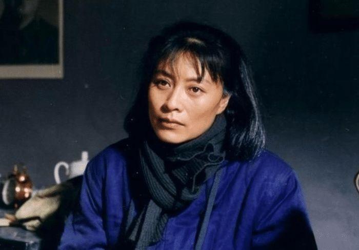 她生下女儿不久遭丈夫抛弃，患上胃癌，如今女儿被张嘉译带火