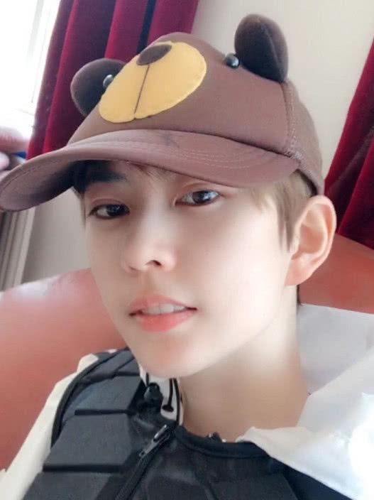 本以为熊祁cos白起够帅了,看到他本人照片后:想嫁