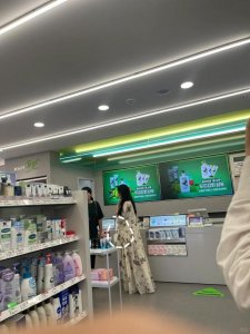 ​孙怡母女韩国被偶遇，7岁女儿嘴馋被拉走！