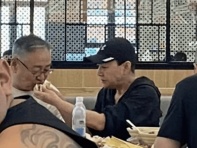 ​宋丹丹全家游玩被偶遇 丈夫头发花白抱孙好慈祥
