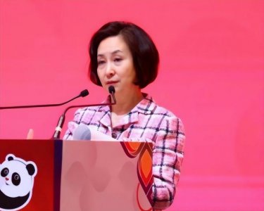 ​61岁何超琼出席中泰文化大会，面容疲惫粉衣加分不少