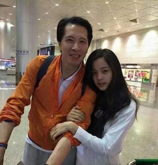 欧阳龙否认靠欧阳娜娜养家，她才不是什么“娱乐圈樊胜美”！