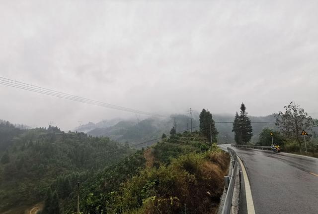怀化雪峰山苏宝顶，云雾缭绕中的湖南第一山
