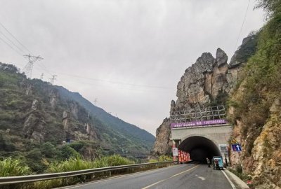 ​怀化雪峰山苏宝顶，云雾缭绕中的湖南第一山
