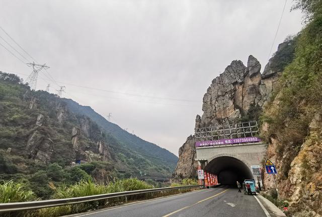 怀化雪峰山苏宝顶，云雾缭绕中的湖南第一山