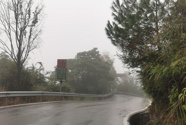 怀化雪峰山苏宝顶，云雾缭绕中的湖南第一山