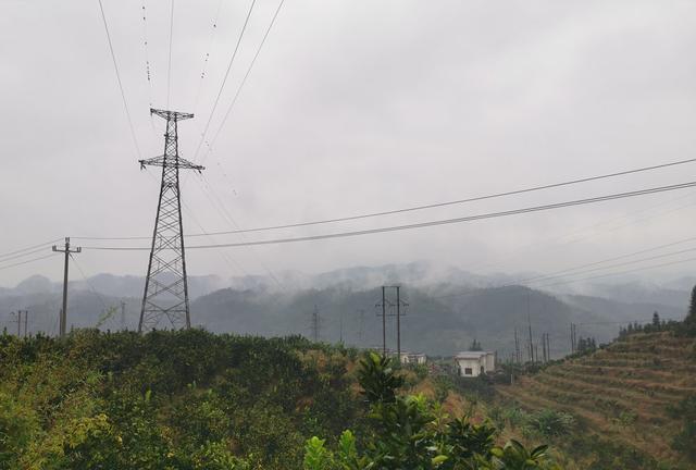 怀化雪峰山苏宝顶，云雾缭绕中的湖南第一山