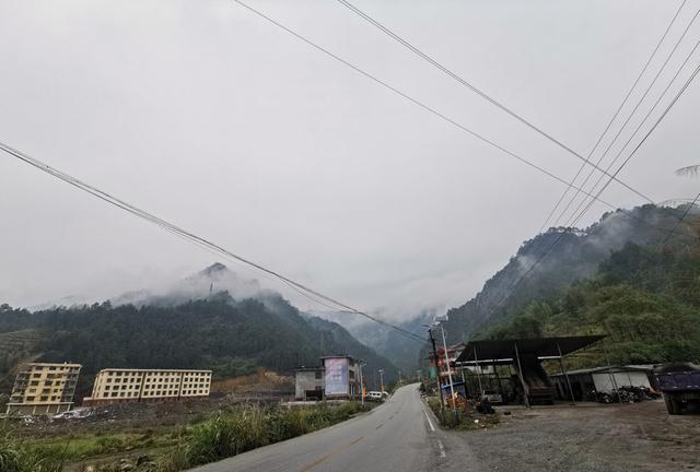 怀化雪峰山苏宝顶，云雾缭绕中的湖南第一山