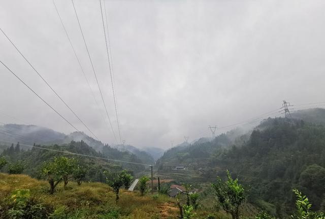 怀化雪峰山苏宝顶，云雾缭绕中的湖南第一山