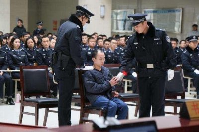 ​小伙入室盗窃，引起火灾后逃跑，保安去救火却牺牲，竟被误为小偷