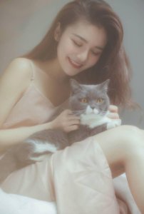 ​气质美女吊带睡衣性感美腿卧室朦胧美唯美写真集