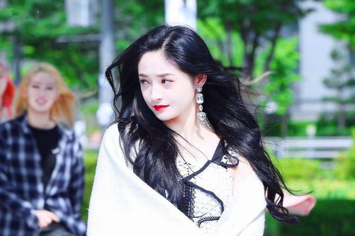 网友偶遇王思聪现身夜店放松，称其被美女环绕，一晚上消费30多万