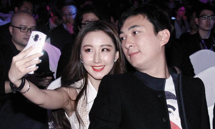 网友偶遇王思聪现身夜店放松，称其被美女环绕，一晚上消费30多万