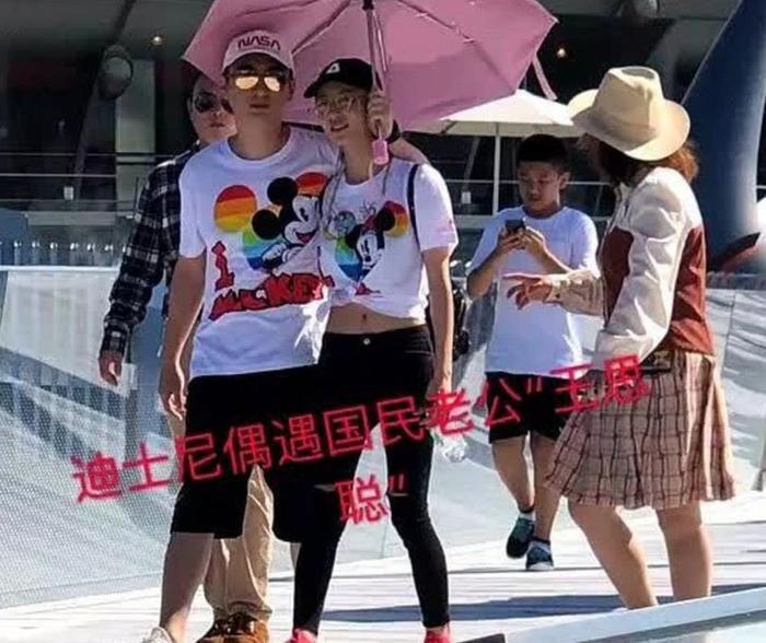 网友偶遇王思聪现身夜店放松，称其被美女环绕，一晚上消费30多万